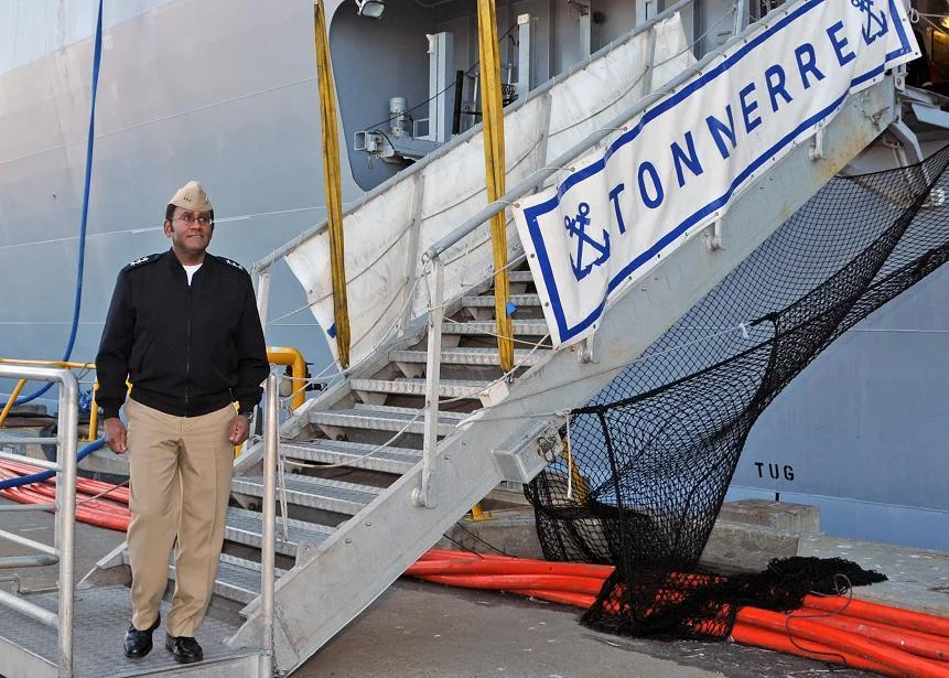 Le vice-amiral Williams quitte le BPC Tonnerre