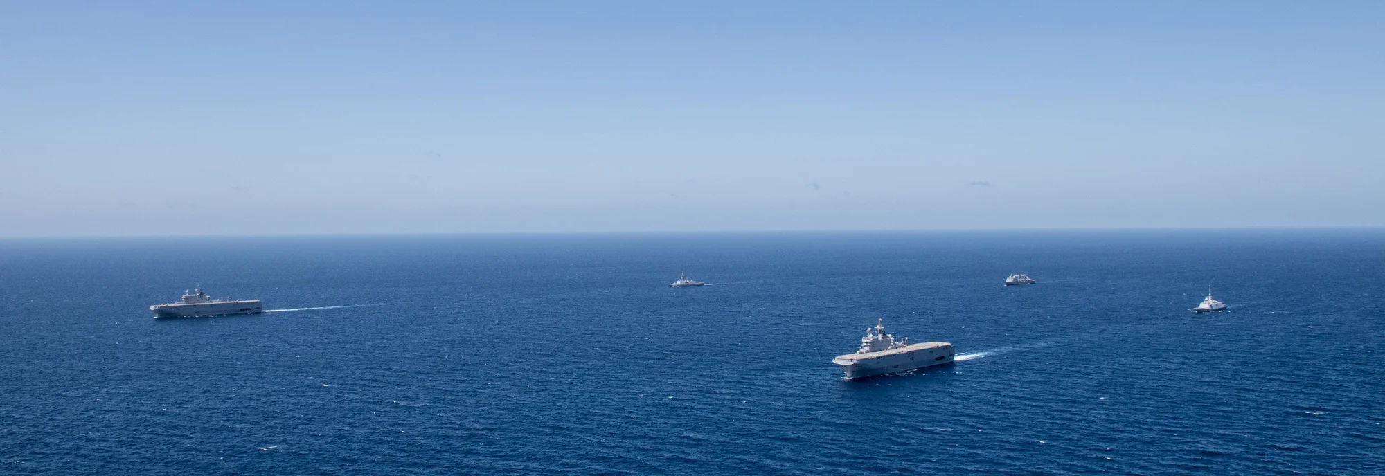 Le BPC Dixmude, le BPC égyptien Anwar el Sadat, le BCR Var, la frégate Surcouf et la frégate Tahya Misr