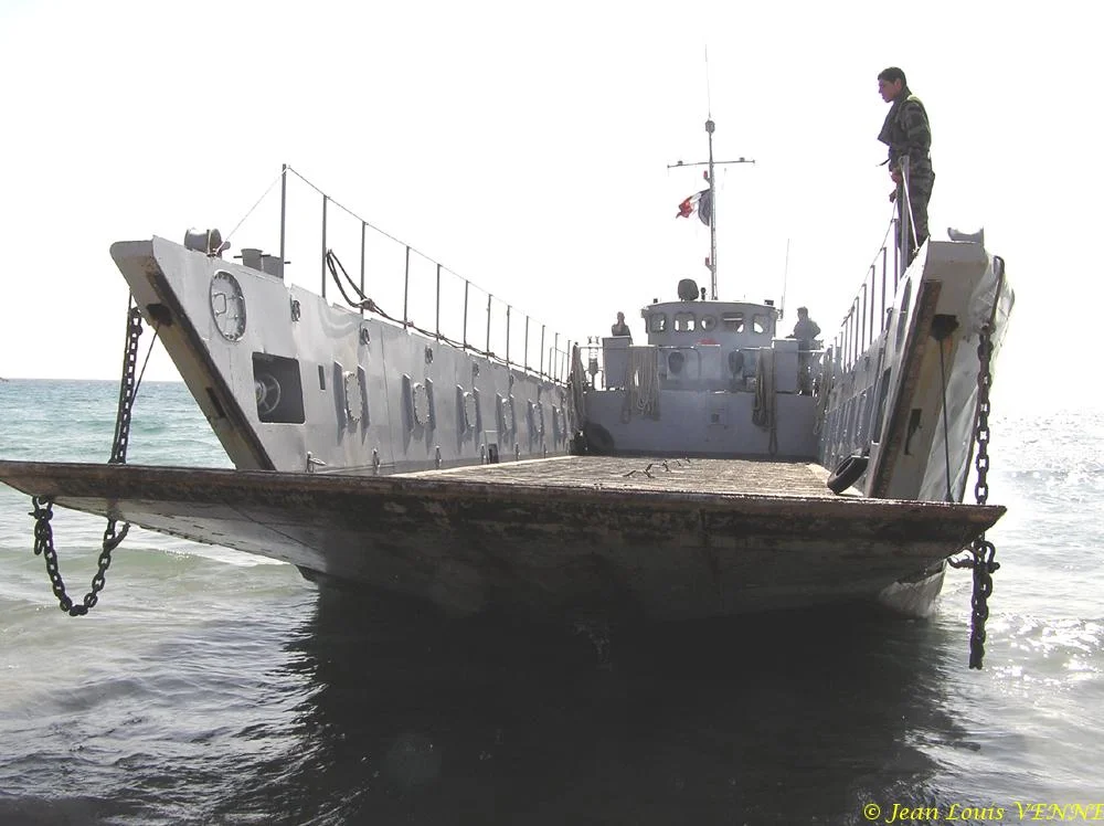 La flottille amphibie s'entraîne sur la plage des Sablettes