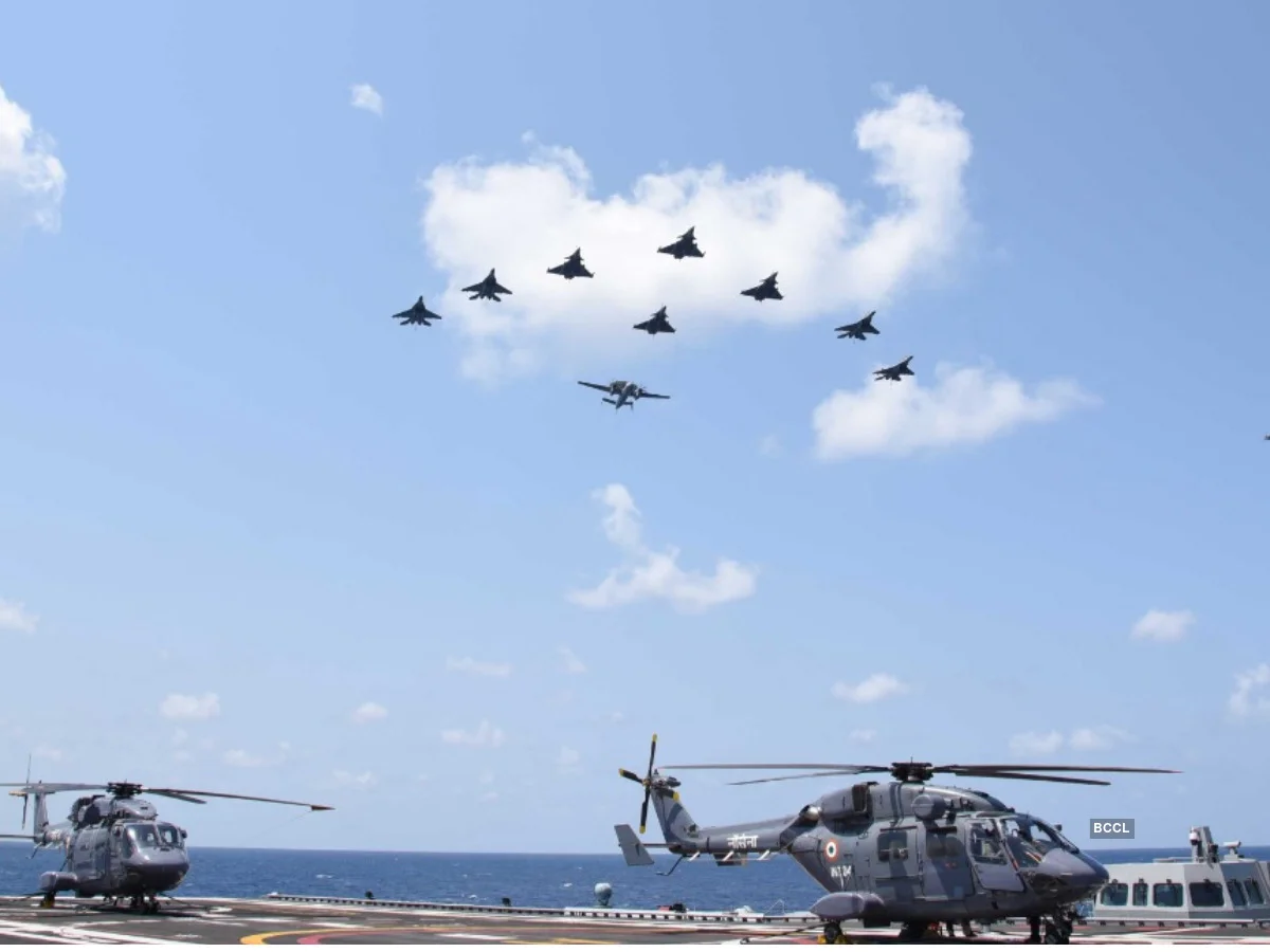 Les bâtiments sont survolés par des avions des 2 marines