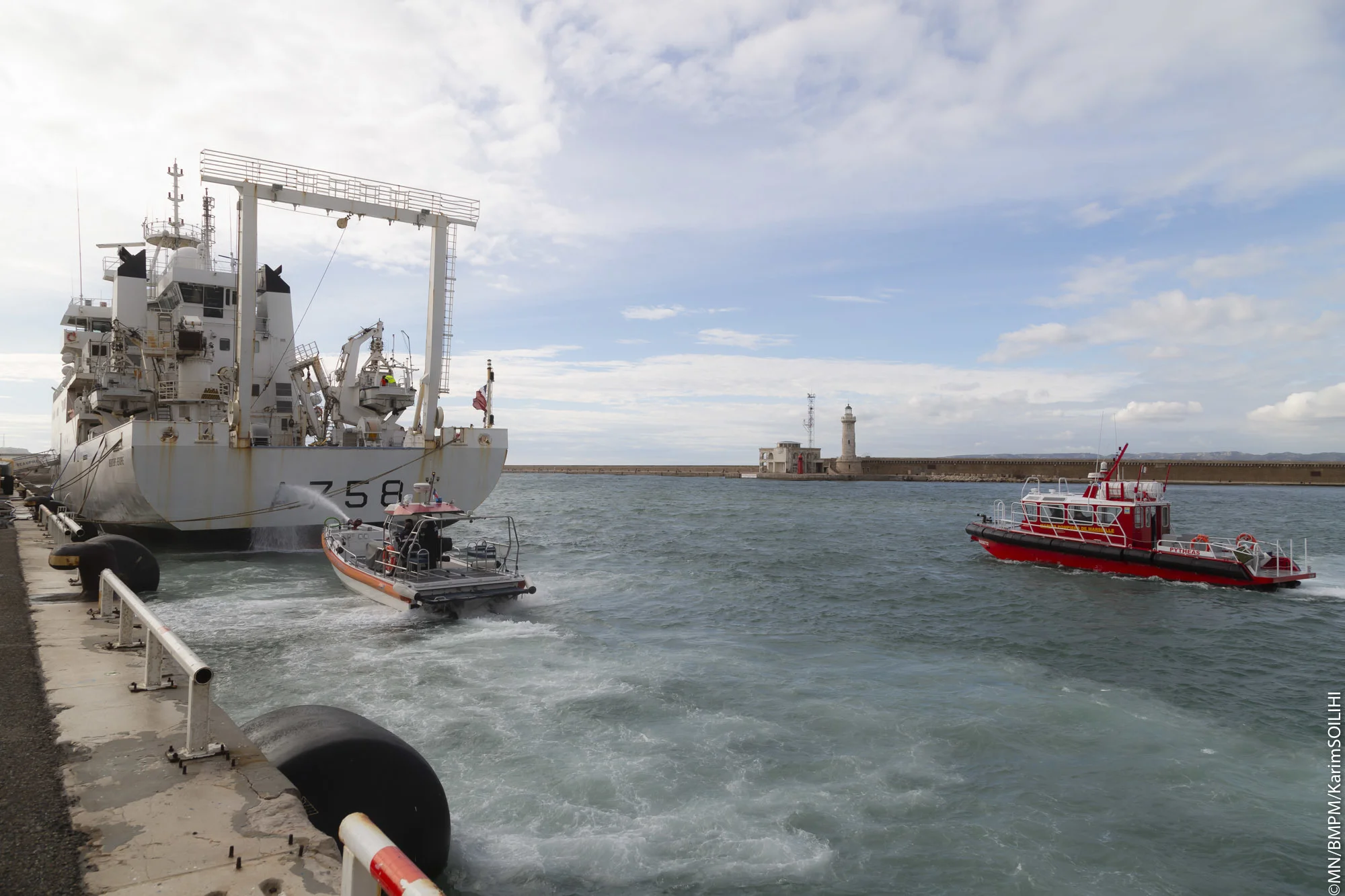 Les vedettes des marins-pompiers de Marseille interviennent pour un exercice incendie sur le Beautemps-Beaupré