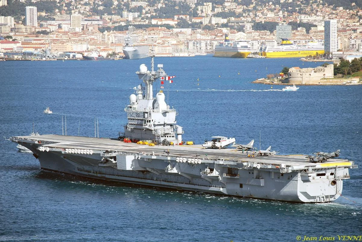 Le porte-avions Charles de Gaulle rentre de mer
