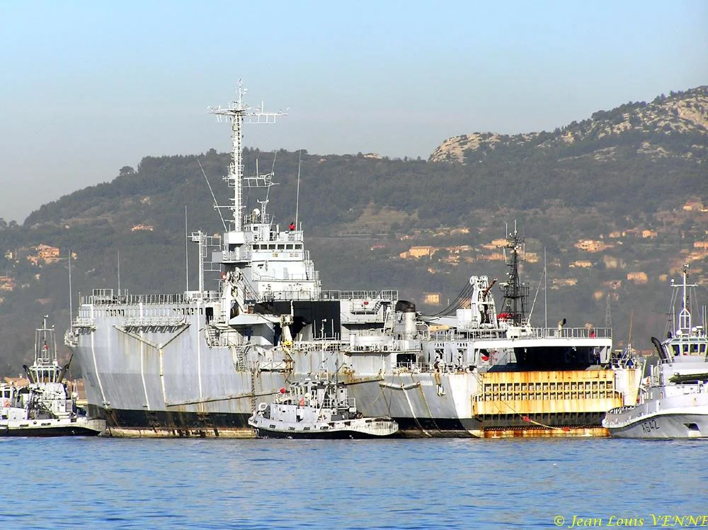 L'ex-Ouragan transféré dans le port de Bregaillon