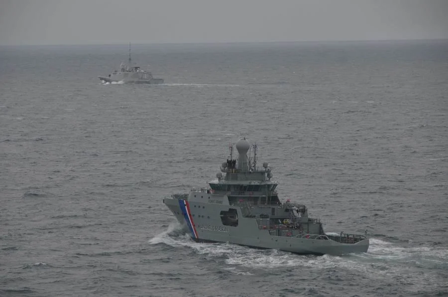 La frégate Languedoc et le bâtiment de garde-côtes islandais Thor