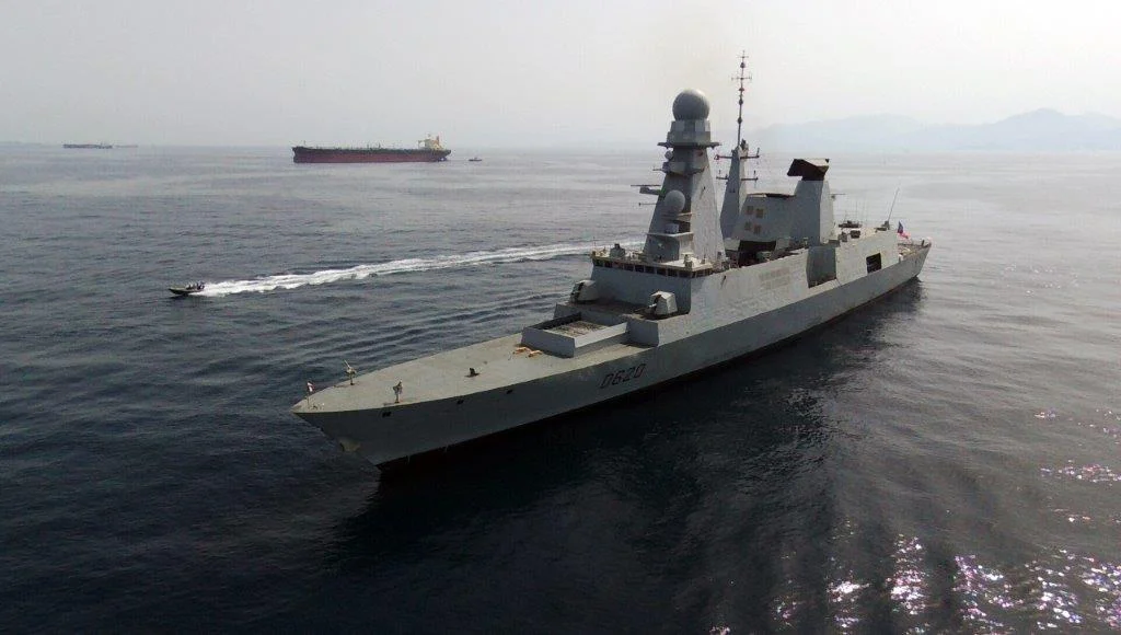 La frégate Forbin patrouille dans le détroit d'Ormuz