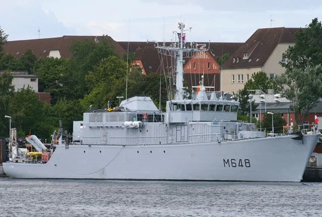 Le chasseur de mines Lyre Ã  quai