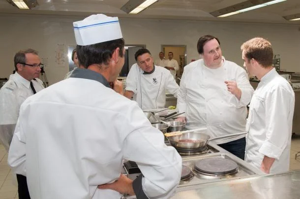 Un grand chef pâtissier aux fourneaux de l’École des fourriers