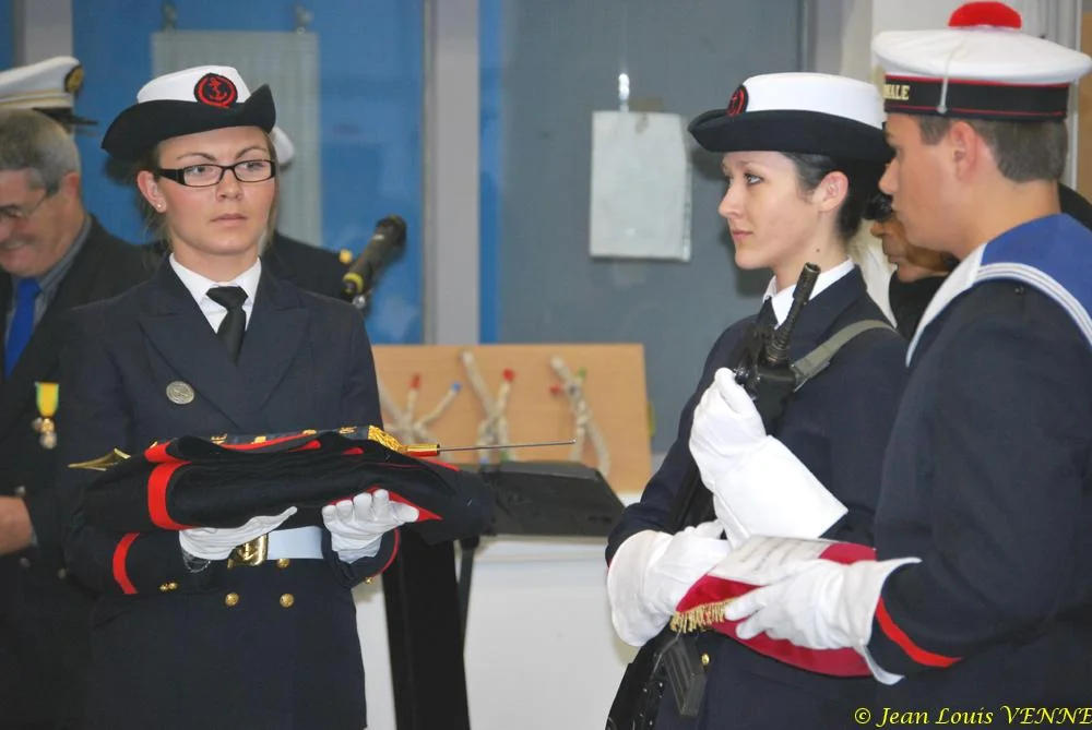 Présentation au fanion des stagiaires du centre PMM de La Seyne sur Mer