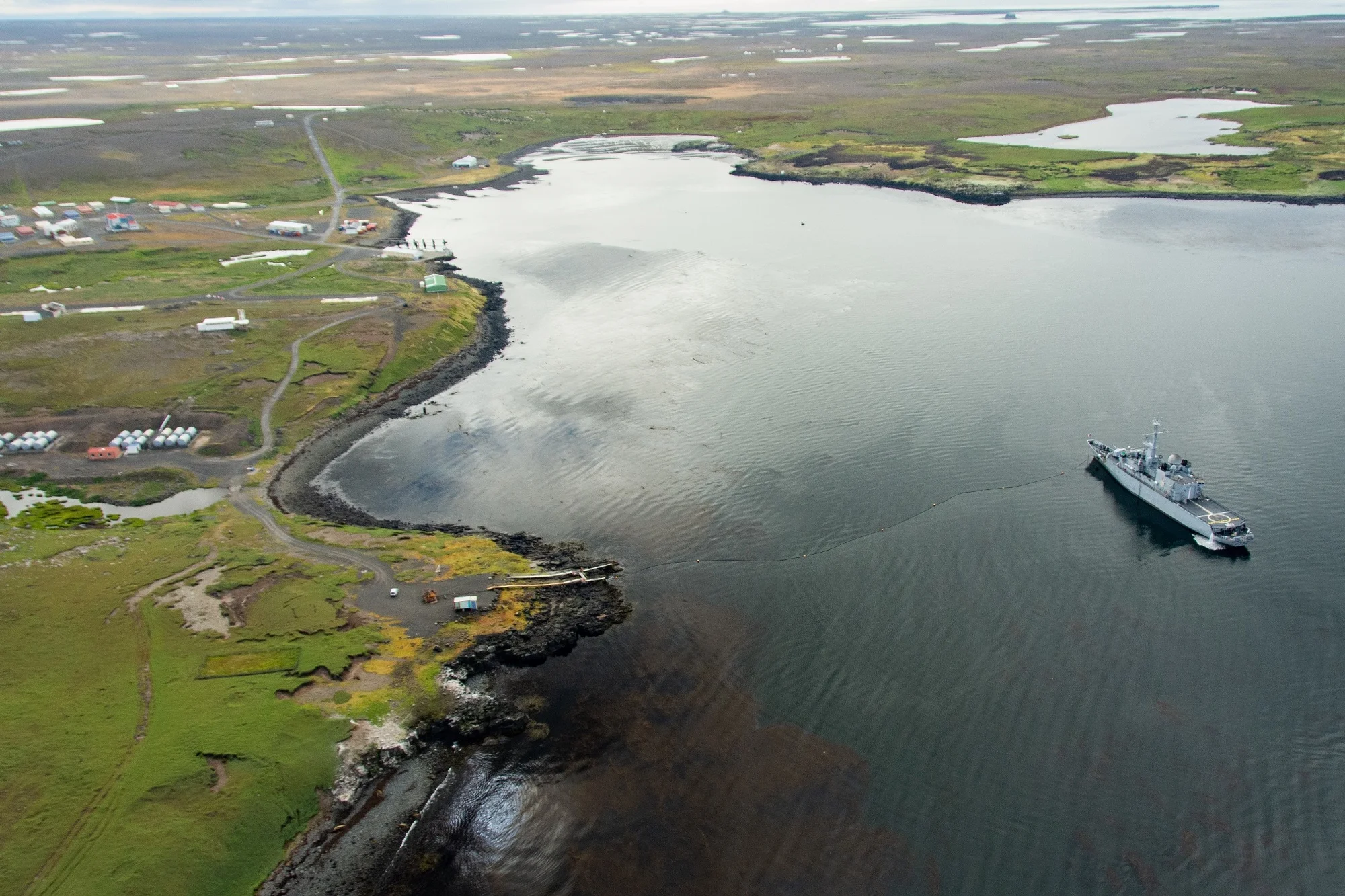 La frégate Nivôse ravitaille la base de Port-aux-Français (Kerguelen)