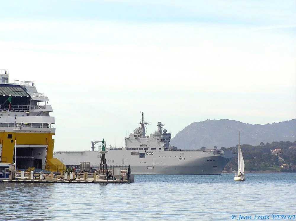 Le Mistral se montre devant le port de Toulon