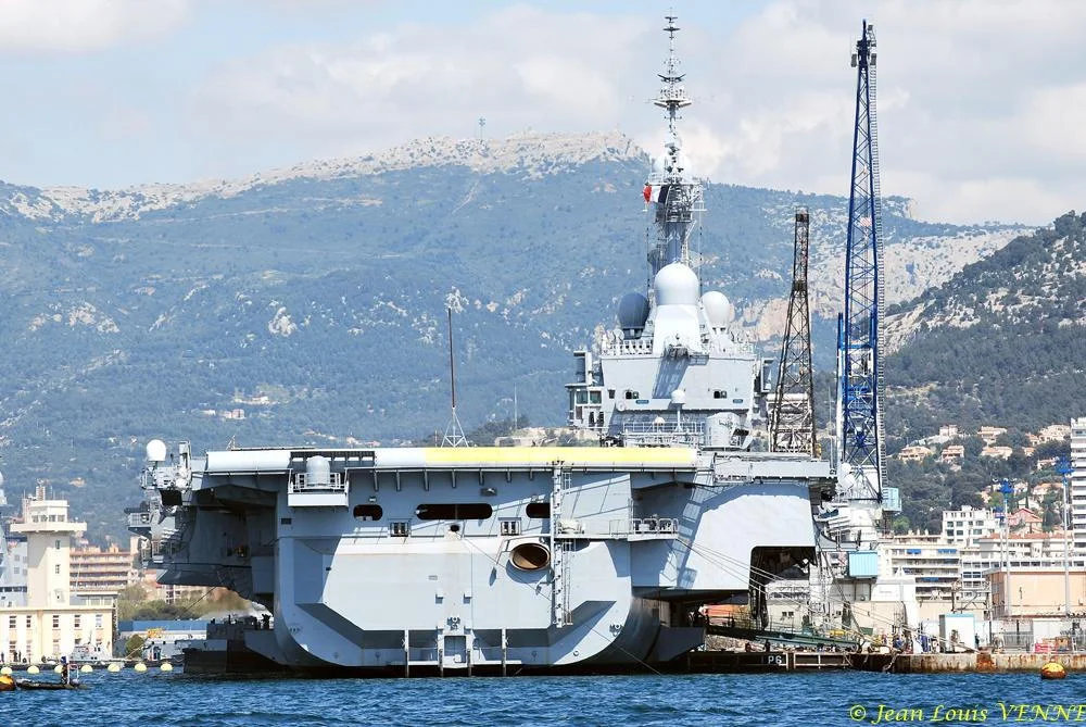 Le porte-avions Charles de Gaulle change de quai
