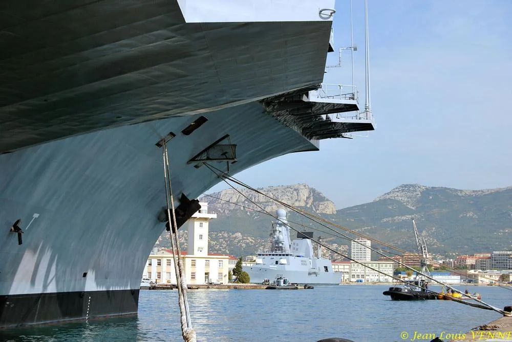 Le Charles de Gaulle sort du bassin