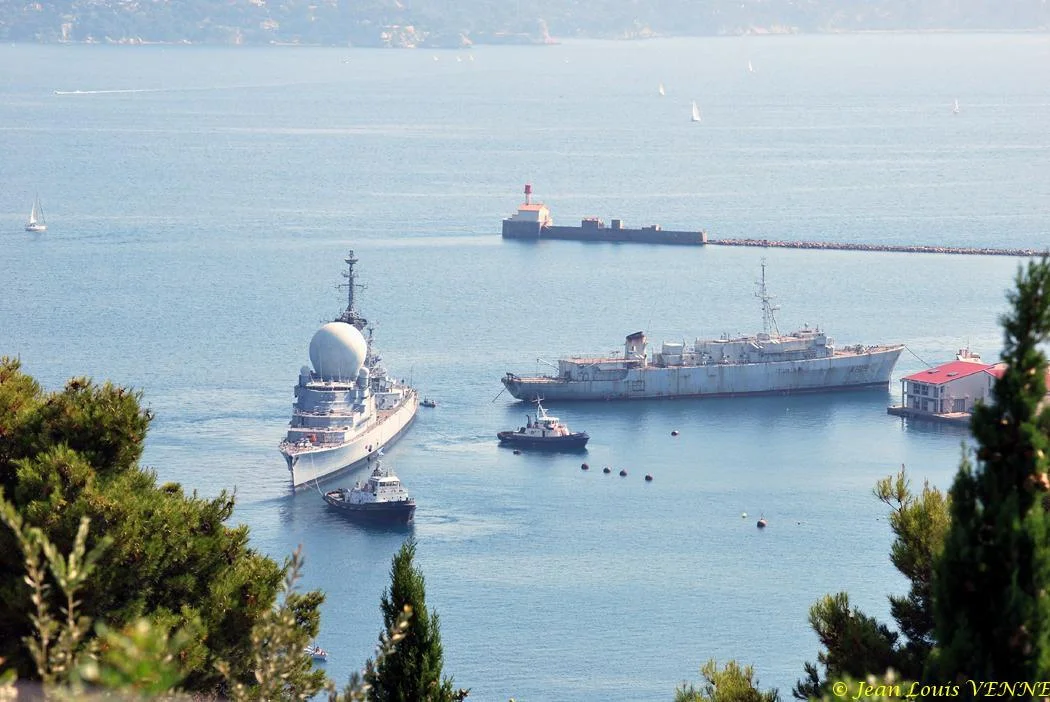 La coque de l'ex-Duquesne positionnée pour protéger le plan d'eau