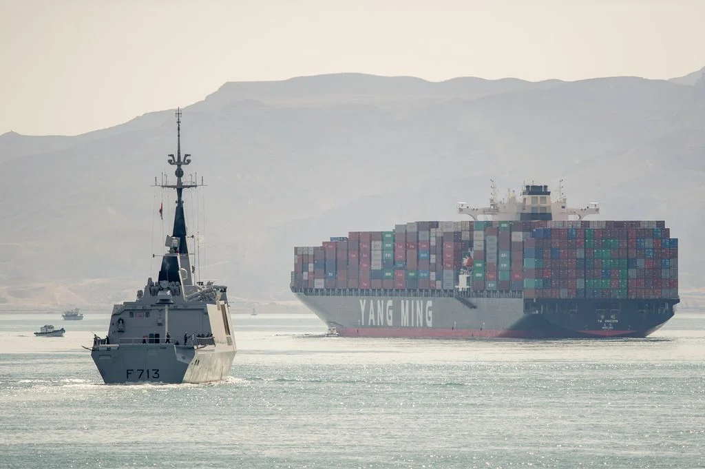 La frégate Aconit passe le canal de Suez