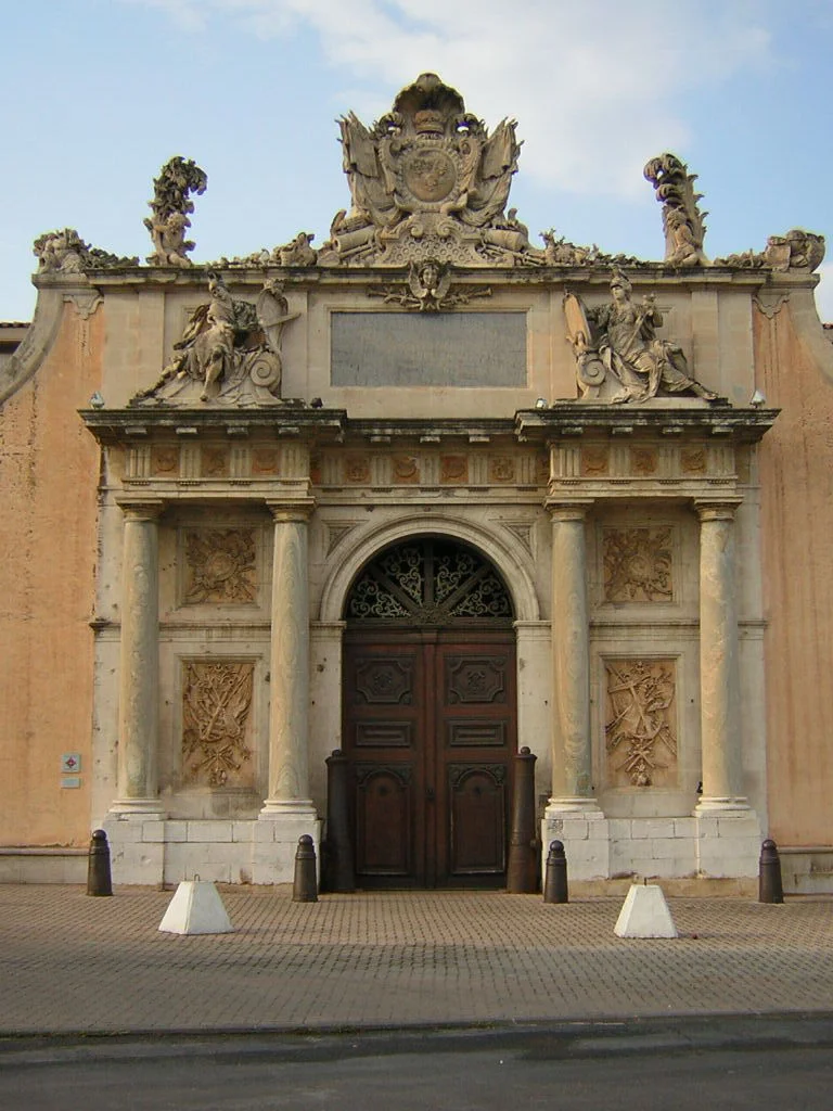 L'ancienne porte de l'arsenal