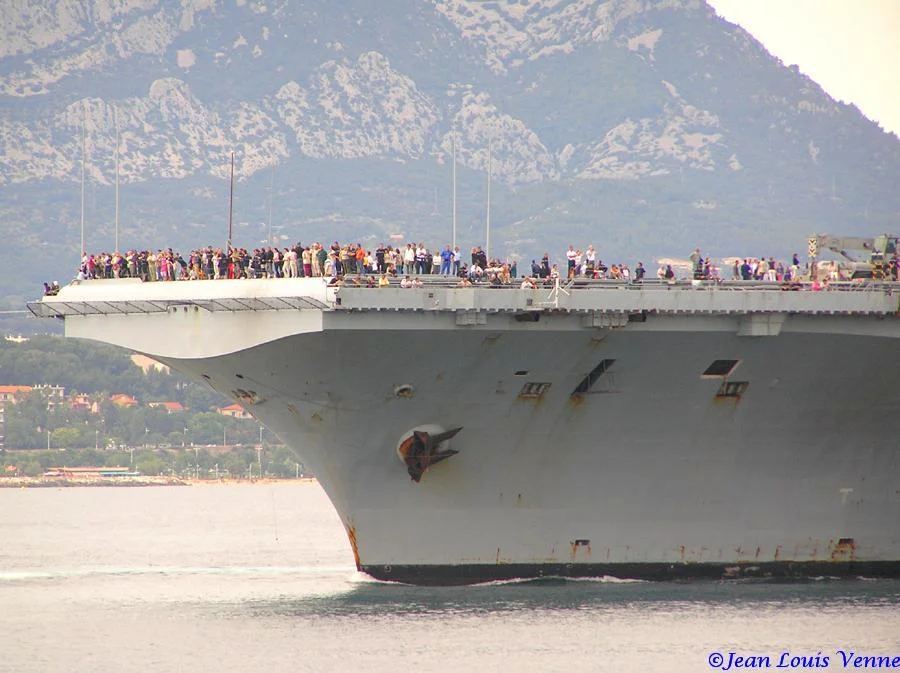 La sortie des familles du Charles de Gaulle