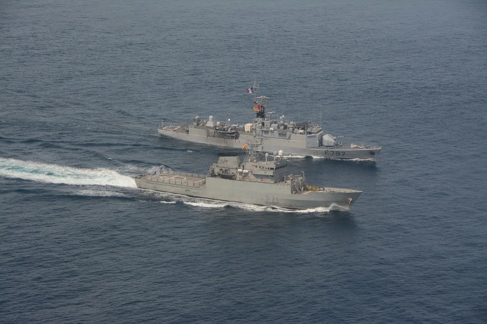 Le patrouilleur de haute mer Commandant Bouan et le patrouilleur espagnol Serviola