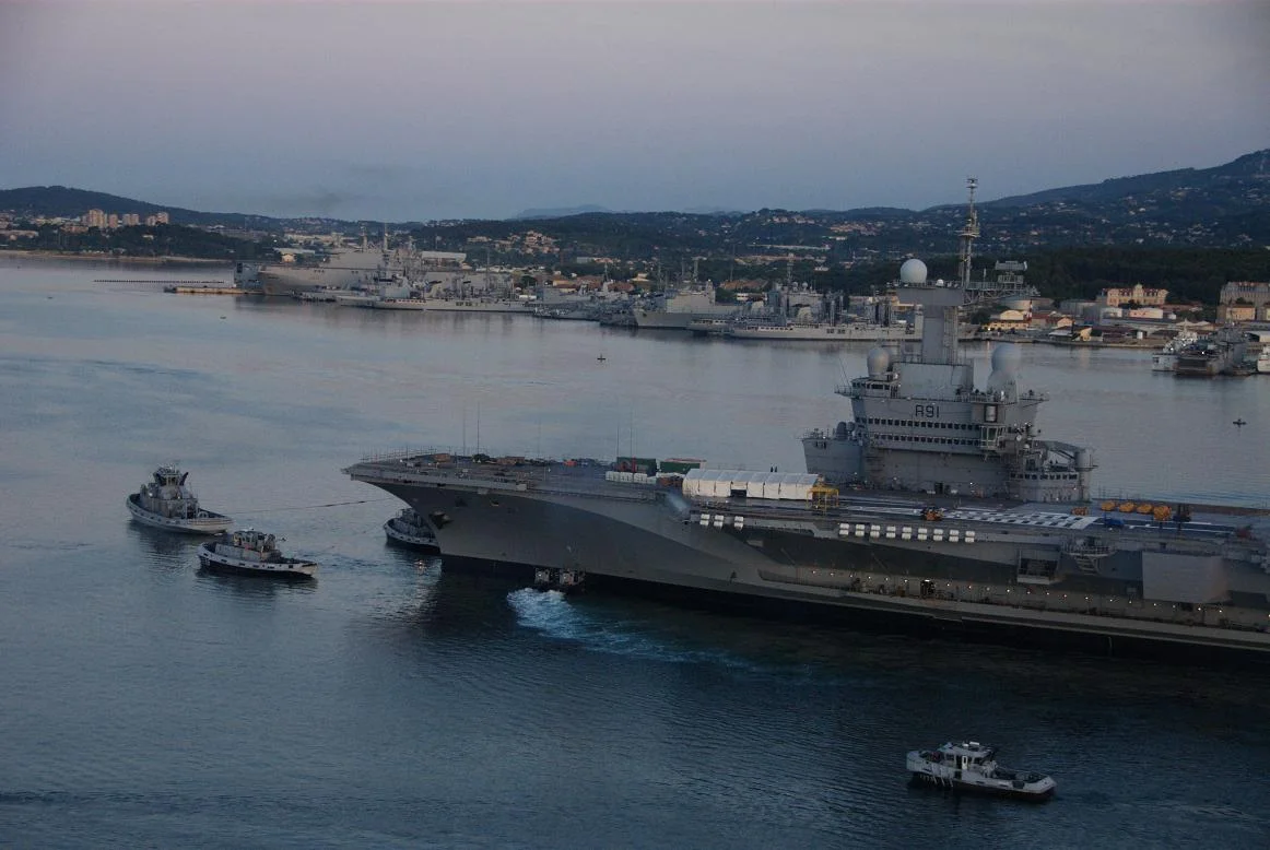 Sortie du bassin du porte-avions Charles de Gaulle