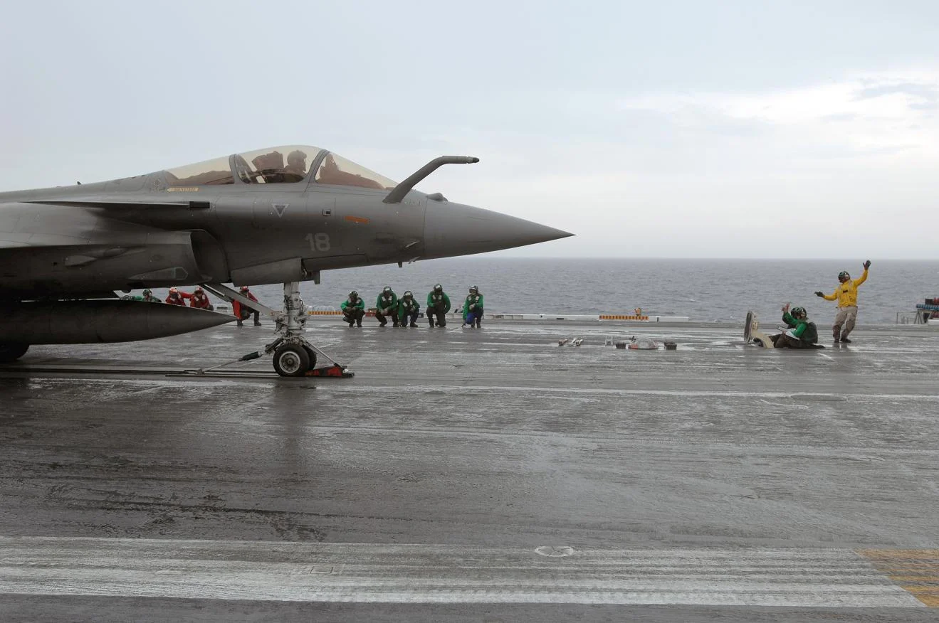 Un Rafale français décolle du Theodore Roosevelt