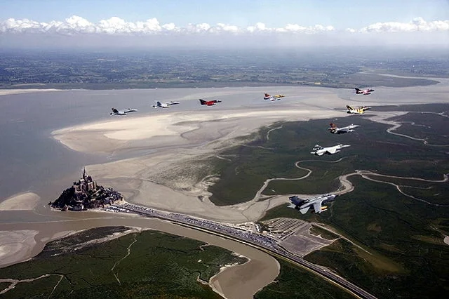 Une formation Tigre au-dessus du mont St-Michel