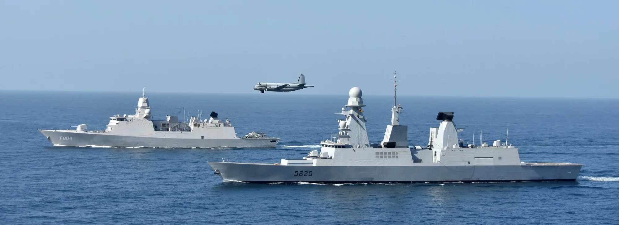 La frégate hollandaise De Ruyter, la frégate Forbin et un Atlantique 2 de la flottille 23F,