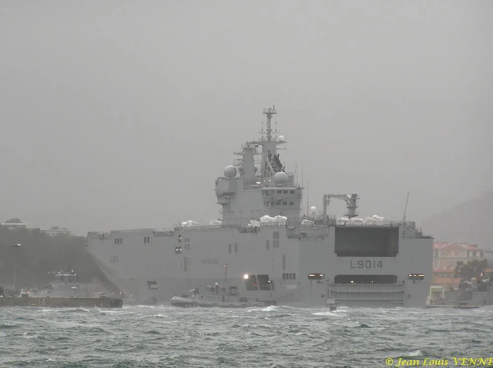 Des remorqueurs en soutien du BPC Tonnerre