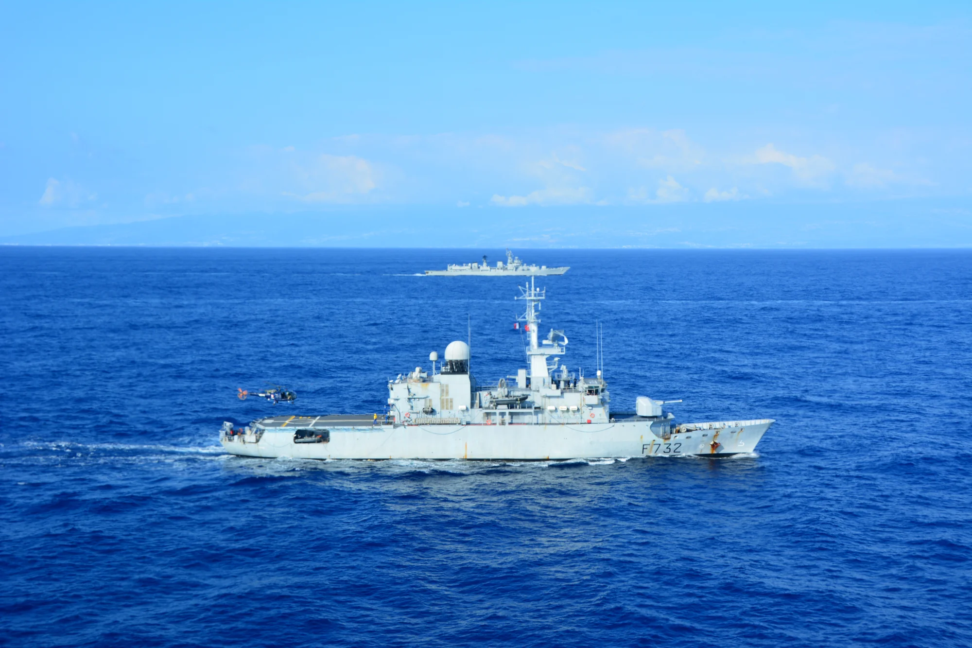 La frégate Nivôse et une frégate indienne