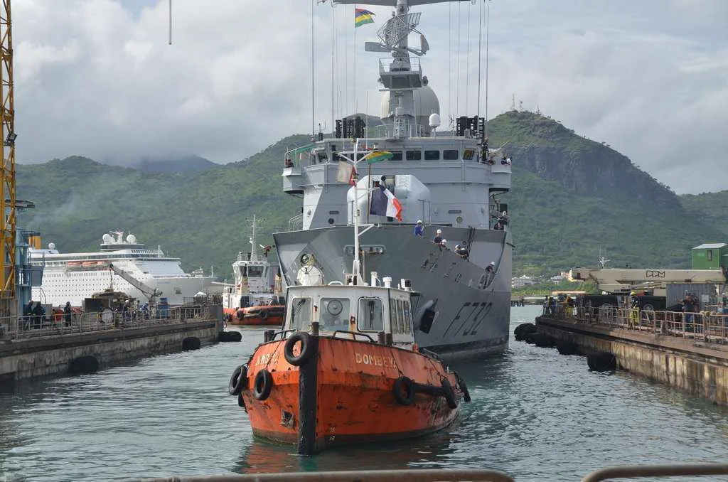 La frégate de surveillance Nivôse entre au bassin à l’Île-Maurice
