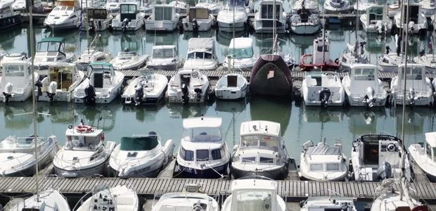 Dans un port de plaisance, cette position détonne
