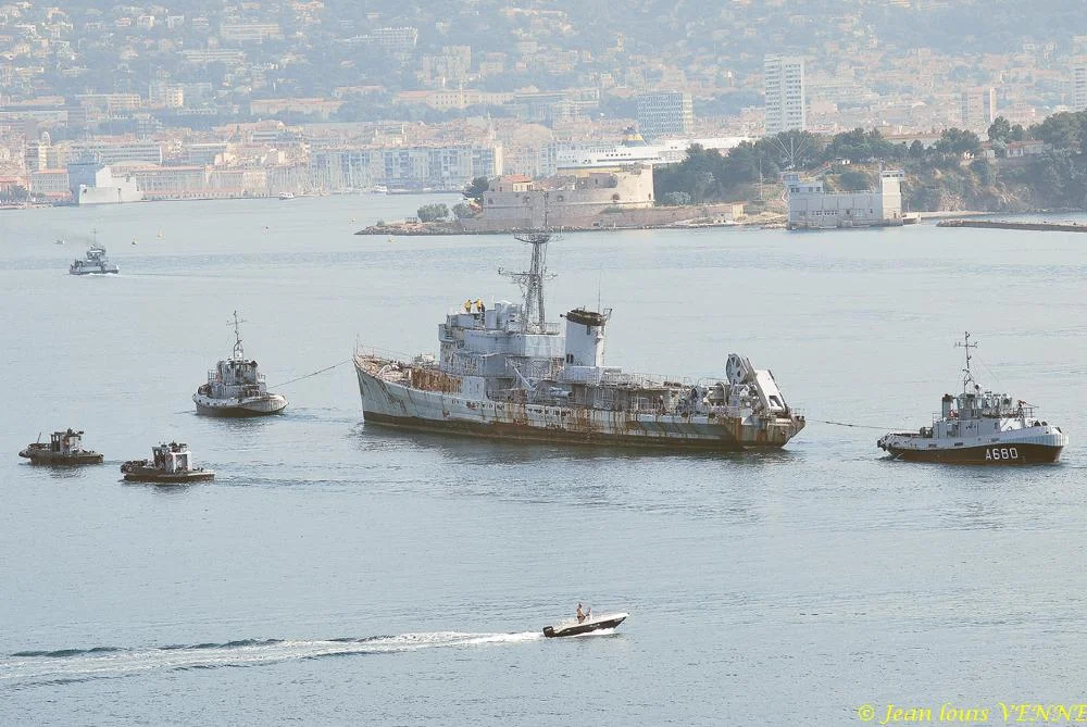 La coque de l’ex-aviso escorteur Commandant Rivière transférée de Saint-Mandrier à la base navale de Toulon
