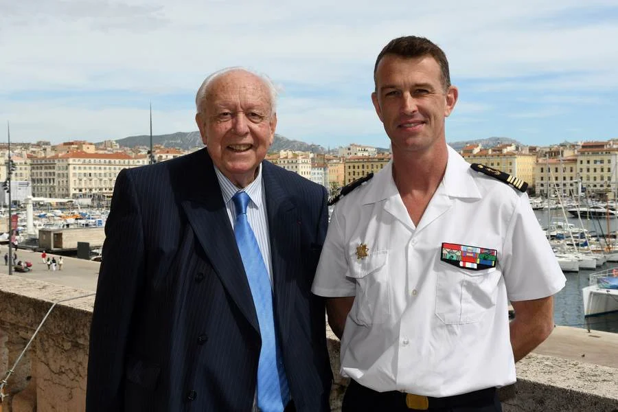 Jean-Claude Gaudin et le capitaine de vaisseau Eric Lavault