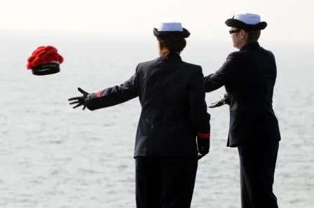 Lancer du bâchis du QM Durand à la mer, recouvert des pompons de ses camarades