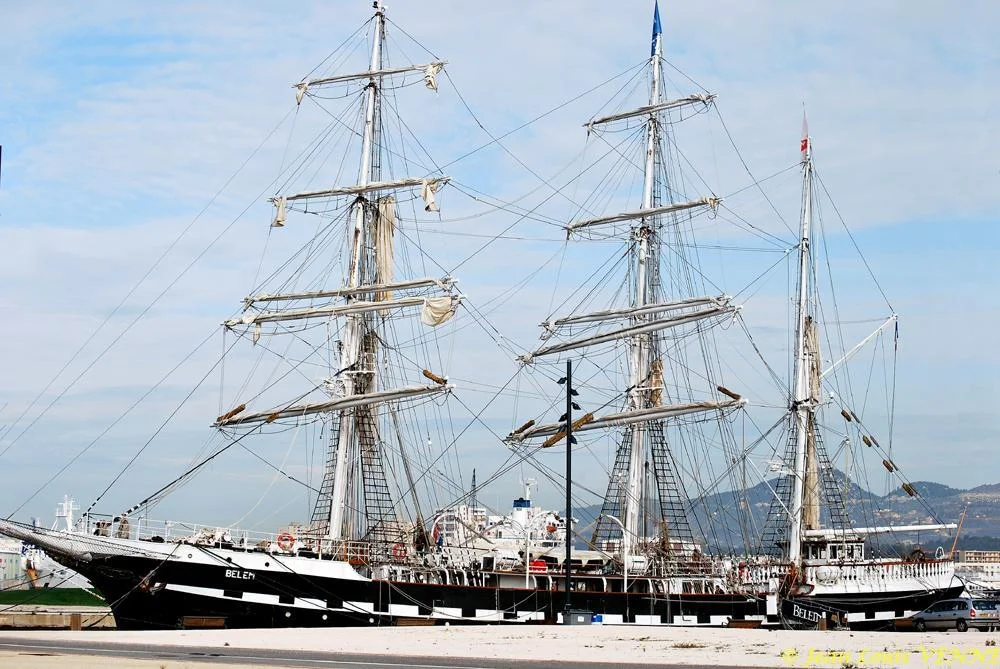 L’équipage installe les voiles sur les vergues du Bélem