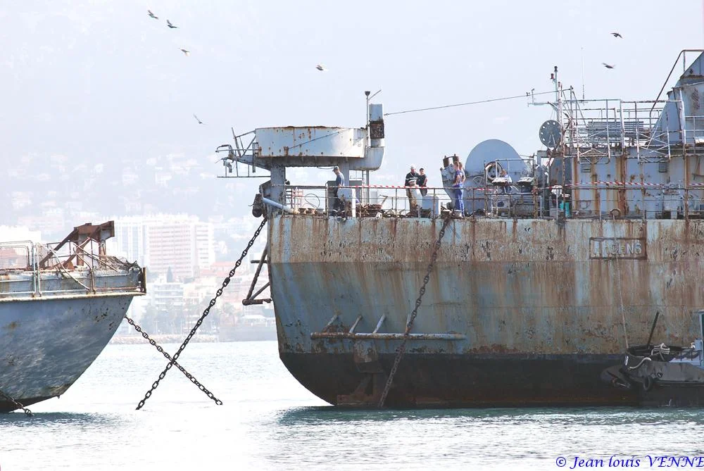 La coque de l’ex-Argens transférée à la base navale de Toulon