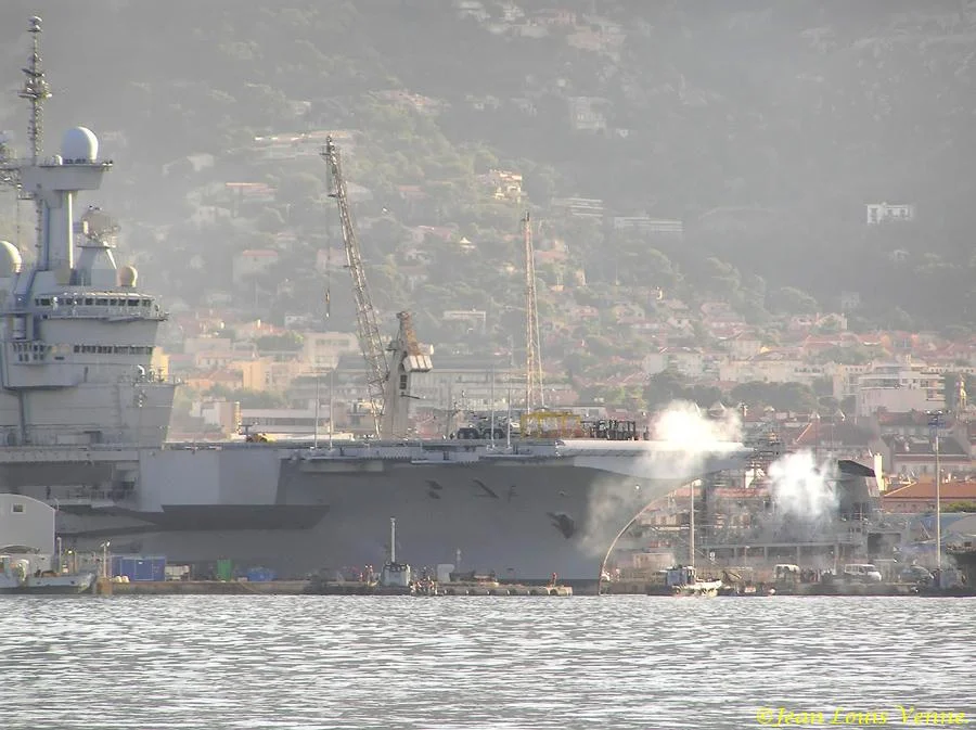 Entrée du Charles de Gaulle au bassin