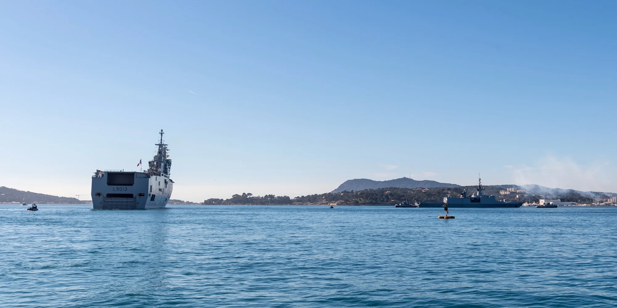 Le porte-hélicoptères Mistral et la frégate Courbet appareillent de Toulon