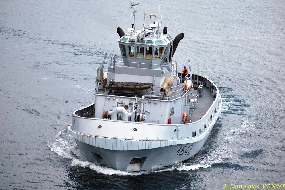 Un remorqueur de la base navale