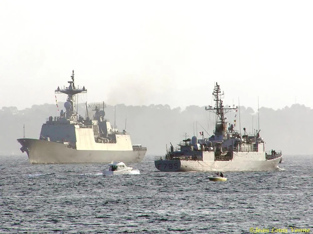 L'aviso Cdt Ducuing et le destroyer lance-missiles CHUNGMUGONG YI SUN SHI