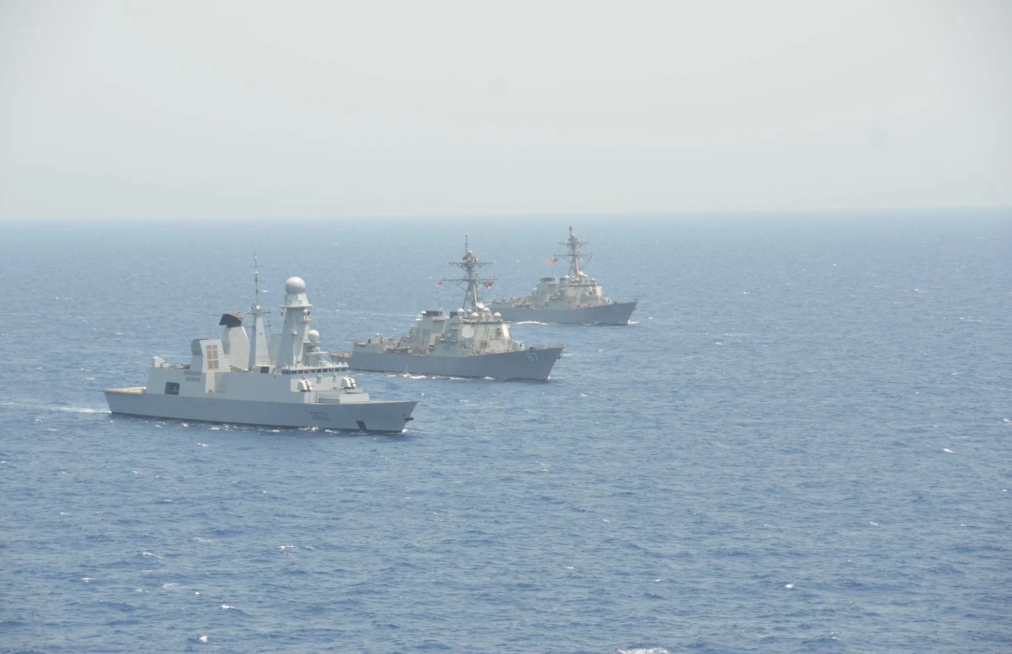 La frégate Forbin, l’USS Mason et l’USS Monterey