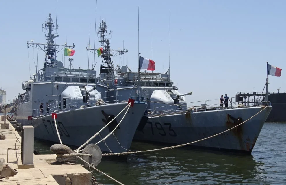 Relève à Dakar entre le Commandant Blaison et le Lieutenant de vaisseau Lavallée