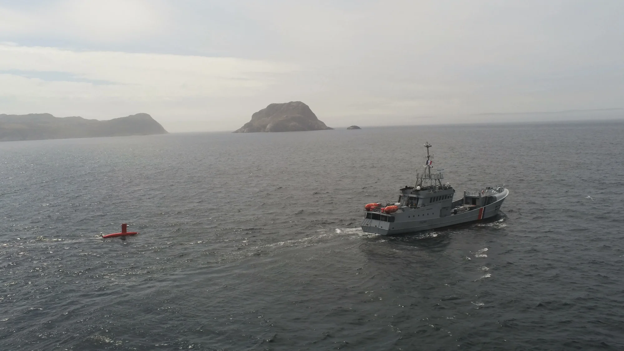 Le patrouilleur Fulma escorte le drone DriX de la société iXblue