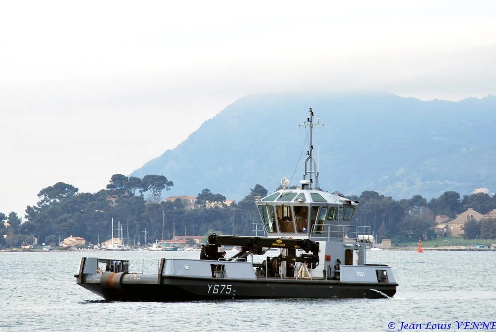 Un des pontons-grue du port de Toulon
