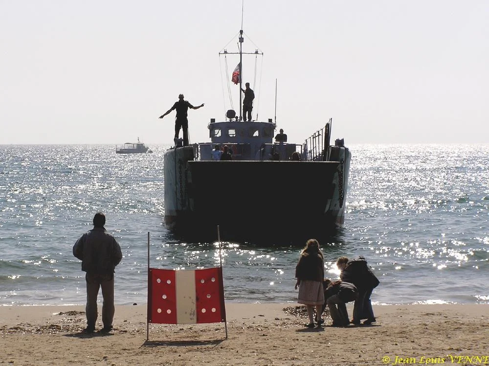 La flottille amphibie s'entraîne sur la plage des Sablettes