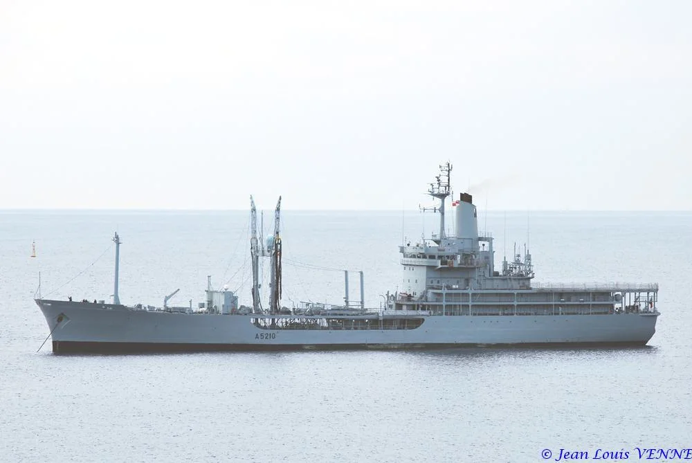 Le pétrolier portugais au mouillage devant Toulon