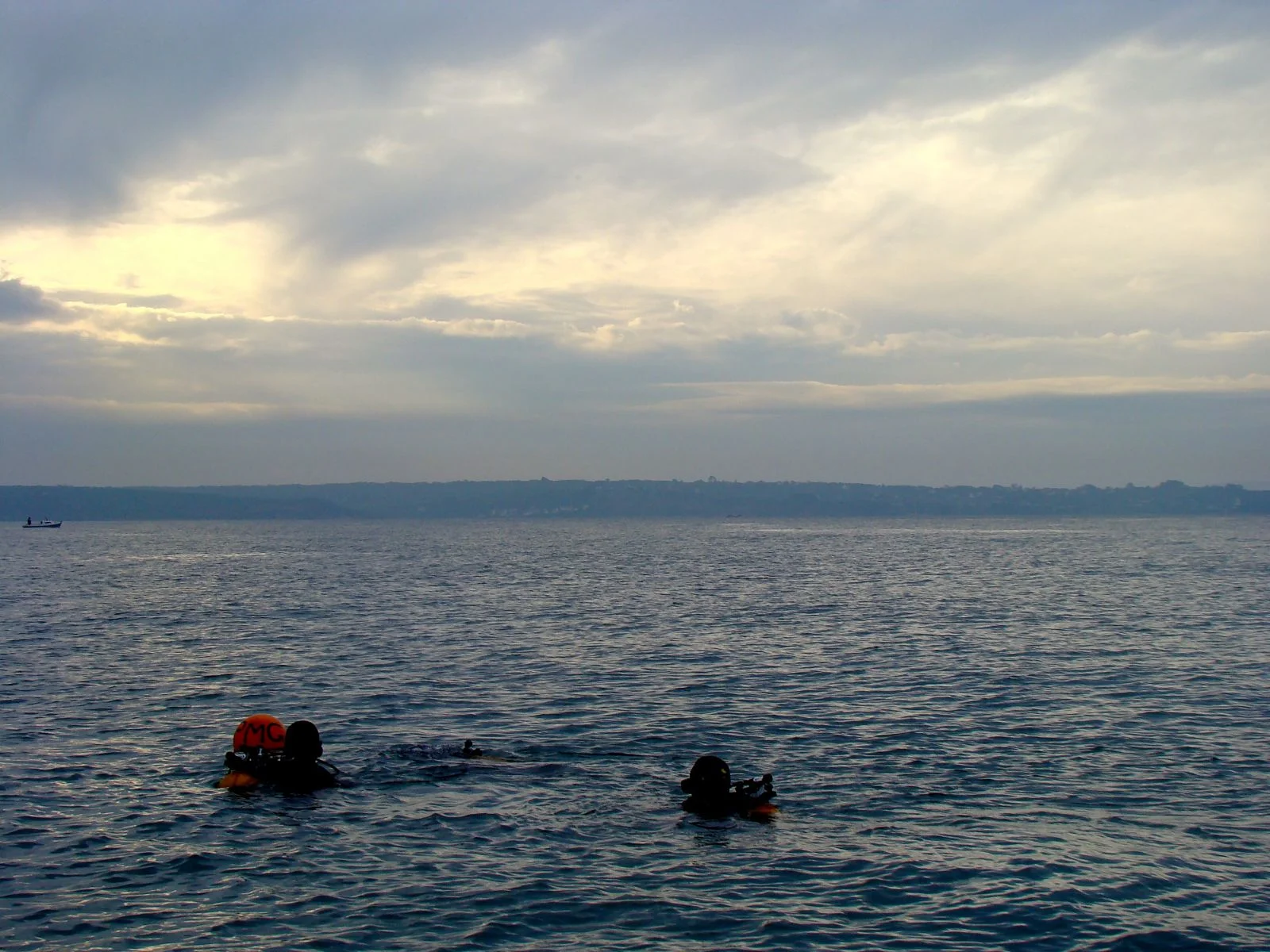 Les plongeurs de bord du Primaugeut en immersion en grande rade