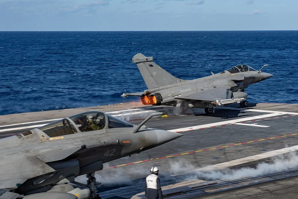 Décollage d'un chasseur Rafale Marine