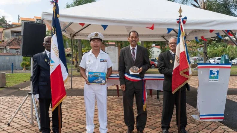 M. René-Corail, maire de la ville, et le commandant de la frégate Germinal