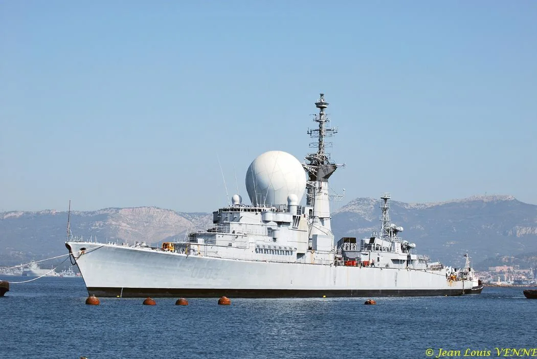 La coque de l'ex-Duquesne positionnée pour protéger le plan d'eau