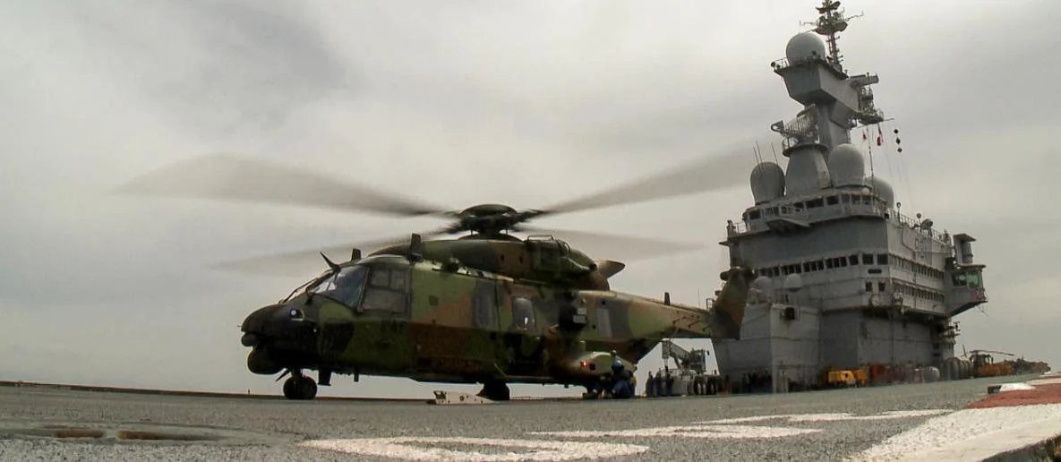 Un NH 90 de l’armée de Terre à bord du porte-avions Charles de Gaulle