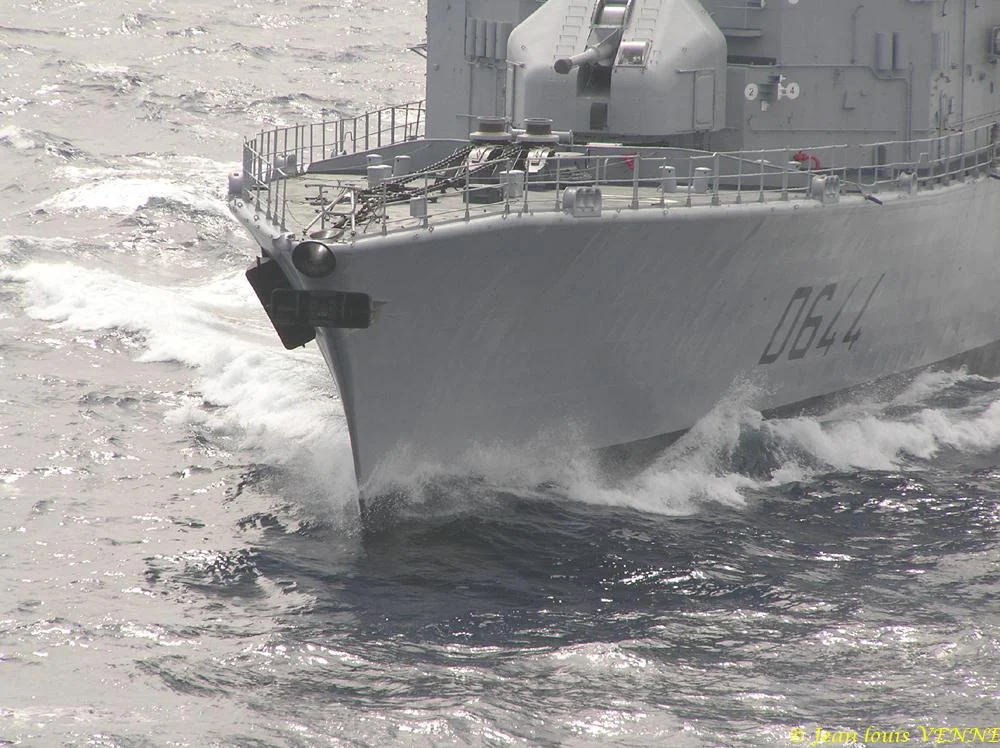 La frégate Primauguet se présente pour un ravitaillement à la mer